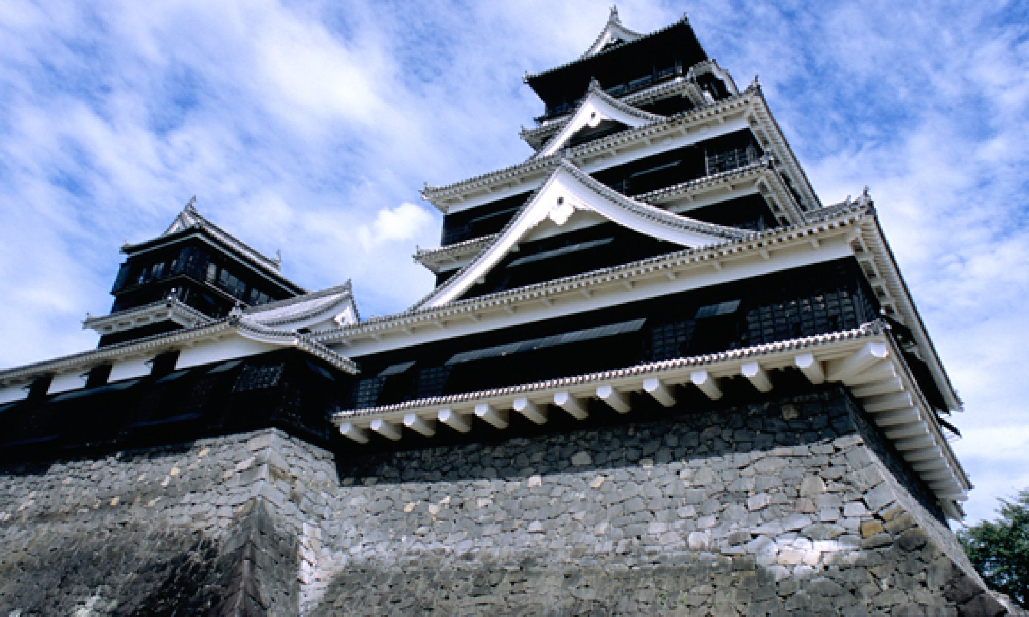熊本城の天守と武者返しの石垣